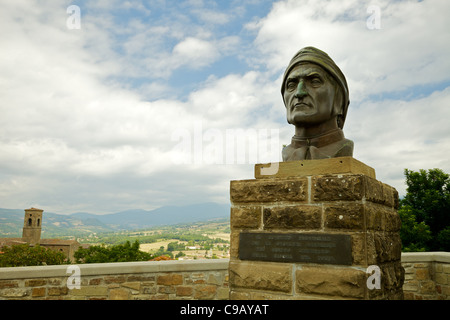 Bronzeskulptur, die Darstellung des Dichters Dante Alighieri Stockfoto