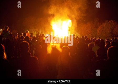 Lagerfeuer am Abend Feuerwerk am Arlebury Park, New Alresford, Hampshire, England, Vereinigtes Königreich. Stockfoto