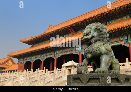 Leistungsstarke bronze männliche Löwe am Tor der Höchsten Harmonie in der Verbotenen Stadt in Peking Volksrepublik China Stockfoto