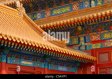 Hall, Harmonie bewahren Detail bemalte Holzbau und Ziegeldach verbotenen Stadt Peking Volksrepublik China Stockfoto