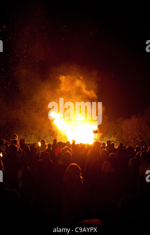 Lagerfeuer am Abend Feuerwerk am Arlebury Park, New Alresford, Hampshire, England, Vereinigtes Königreich. Stockfoto