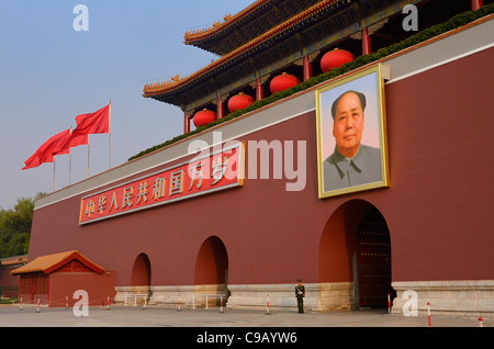 Einsamer Völker bewaffnete Polizisten am Tiananmen-Tor des himmlischen Friedens mit Mao Zedong Porträt Stockfoto