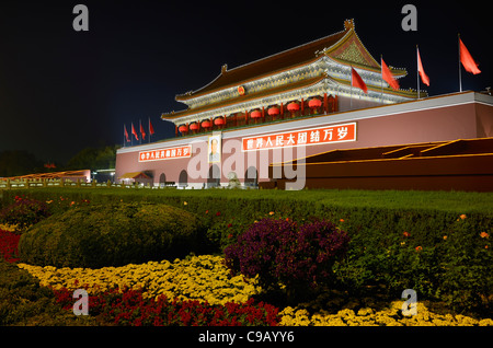 Blumen-Garten in der Nacht bei Tiananmen das Gate von himmlischen Frieden verbotenen Stadt Peking Volksrepublik China Stockfoto