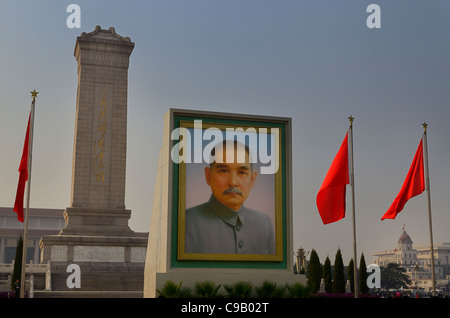 Portrait von Sun Yat Sen mit Denkmal für die Völker Helden auf dem Platz des Himmlischen Friedens in Peking mit roten China Flags Stockfoto