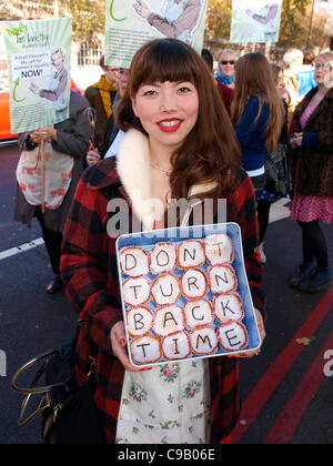 London, UK. 19. November 2011. Fawcett Society Mitglieder und Unterstützer marschieren und kämpfen heute, David Cameron zu sagen "Nicht turn back Time auf die Gleichstellung von Frauen".  Die 50er Jahre unter dem Motto Demonstration soll die wachsende Ungleichheit betrifft Frauen hervorheben. Stockfoto