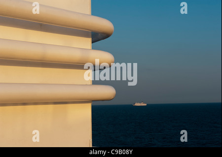 Außenansicht eines vorbeifahrenden Kreuzfahrtschiffen vom Deck des Kreuzfahrtschiffes Birka Paradise Stockfoto