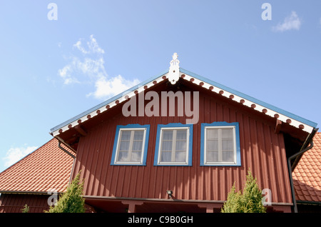 Wunderschönes Appartement-Haus. Rot, blau und weiß gestrichene Wände. Schöne architektonische Lösung. Stockfoto