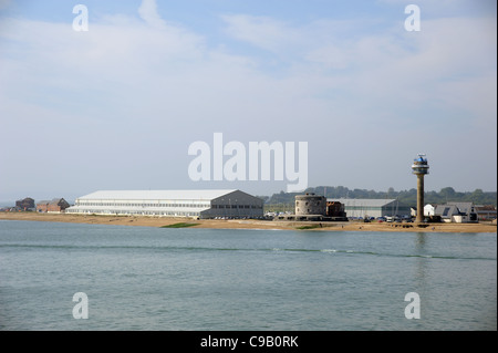 Calshot Aktivitäten konzentrieren sich die Coastwatch Turm und Calshot Schloß an der Küste von Hampshire im südlichen England Uk Stockfoto