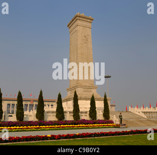 Völker bewaffnete Polizei Wache am Denkmal für die Völker Helden Obelisk im Platz des himmlischen Friedens Peking Volksrepublik China Stockfoto