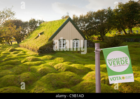 19. Jahrhundert Torf überdachte Kirche im Litla Hof an Islands Südküste. Stockfoto