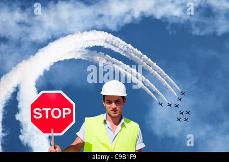 Der Royal Air Force Red Arrows fliegen über den Lake District in Windermere Air Show, UK. Stockfoto