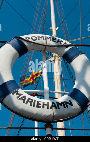 Rettungsring und Mast des Museumsschiffs Pommern. Mariehamn. Aland. Finnland Stockfoto