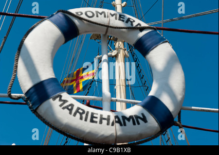 Schiffsmast und Rettungsring. Museumsschiff Pommern Maritime Quarter Mariehamn Åland Finnland Stockfoto