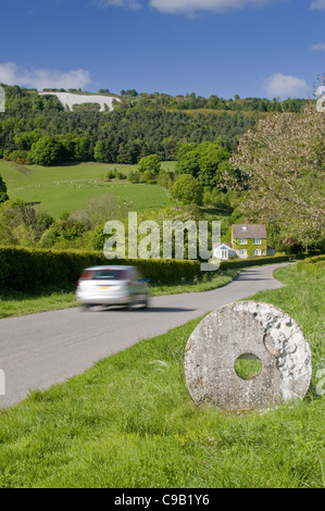 Auto vorbei Grenzstein Markierung Eintritt in North York Moors National Park & Kilburn weißes Pferd am Hang geschnitzt - North Yorkshire, England, UK. Stockfoto