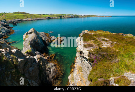 Bach mit Blick auf Bull Bay und die Tabellen Stockfoto