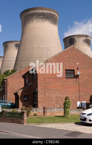 Ferrybridge 'C' Power Station - moderne Häuser in städtischen Wohnsiedlung durch hohe kühltürme - Knottingley, West Yorkshire, England, Großbritannien überschattet. Stockfoto