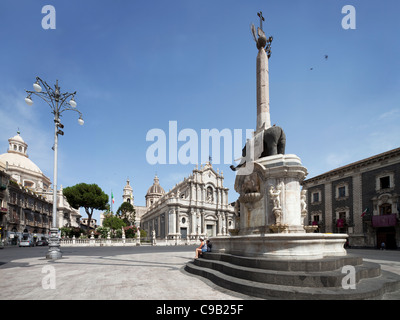 Piazza Duomo, Treffpunkt für Einheimische und Touristen in Catania Stockfoto