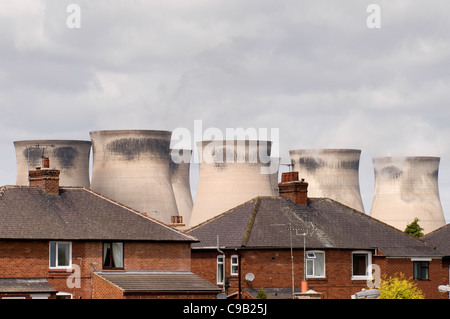 Über die Dächer zu Ferrybridge 'C' Power Station - Häuser in urbanen Stadt durch hohe kühltürme - Knottingley, West Yorkshire, England, Großbritannien überschattet. Stockfoto