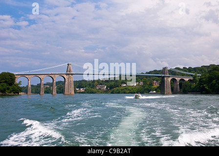 Menai Bridge über die Menai strait von Anglesey auf das Festland wurde es von einem kleinen Fischerboot übernommen. Stockfoto