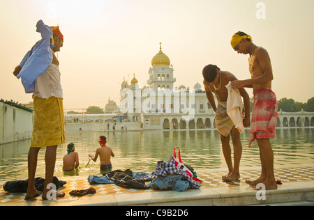 Sikhs Bad am frühen Morgen im Gurdwara Bangla Sahib in Neu-Delhi, Indien. A Stockfoto