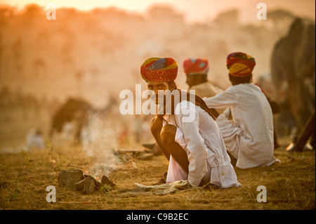 Ein Kamel Händler macht Tee an der weltweit größten jährlichen Vieh fair in der Wüste Stadt Pushkar, im indischen Bundesstaat Rajasth Stockfoto