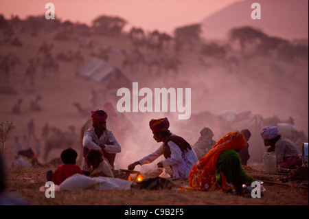 Ein Kamel Händler macht Tee an der weltweit größten jährlichen Vieh fair in der Wüste Stadt Pushkar in Rajasthan, Indien Stockfoto