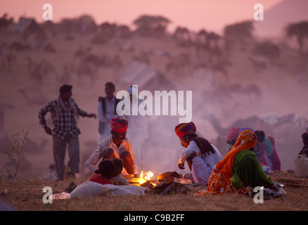 Ein Kamel Händler macht Tee an der weltweit größten jährlichen Vieh fair in der Wüste Stadt Pushkar in Rajasthan, Indien Stockfoto