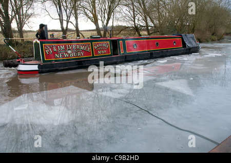 Ein Narrowboat Eis auf dem Kennet & Avon Kanal zu brechen Stockfoto