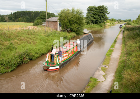 Historische arbeiten Narrowboat Regenpfeifer auf dem Shropshire-Union-Kanal Stockfoto