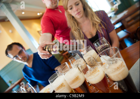 Bierprobe auf eine Führung durch die Brauerei. Stallhagen Aland Island Finnland Stockfoto