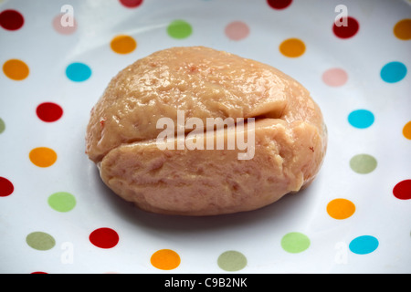 Raw Lambs Testicle - ein Beispiel für das seltsame oder seltsame Essen, das von Menschen auf der ganzen Welt gegessen wird Stockfoto