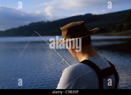 Hinteren Kopf und Schultern Profil Schuss des Mannes in den frühen 30er Jahren Angeln auf Llwyn Onn Reservoir Brecon Beacons South Wales UK Stockfoto