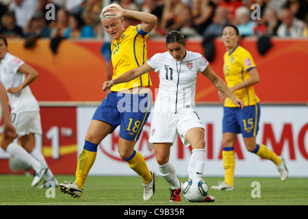 WOLFSBURG, DEUTSCHLAND - 6. JULI: Alex Krieger aus den Vereinigten Staaten (R) übergibt den Ball gegen Nilla Fischer aus Schweden (L) während eines Spiels der FIFA Frauen-Weltmeisterschaft Gruppe C in der Arena im Allerpark am 6. Juli 2011 in Wolfsburg. Nur redaktionelle Verwendung. Kommerzielle Nutzung verboten. (Foto: Jonathan Paul Larsen / Diadem Images) Stockfoto