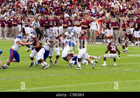 COLLEGE STATION, TX - November 19,2011: Quarterback Ryan Tannehill geht der Ball.  Texas A & M besiegte Kansas University mit einem Score von 61-7. Stockfoto