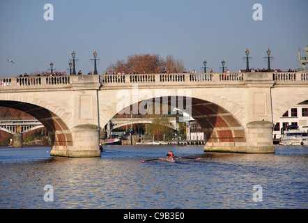 Kingston Bridge über die Themse, Kingston upon Thames, Royal Borough of Kingston upon Thames, Greater London, England, Vereinigtes Königreich Stockfoto