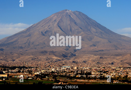 Vulkan El Misti und Arequipa in Peru bei Sonnenuntergang, von Sachaca aus gesehen Stockfoto