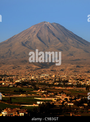 Vulkan El Misti und Arequipa in Peru bei Sonnenuntergang, von Sachaca aus gesehen Stockfoto