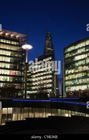 Mehr London Riverside, Office-Entwicklung neben dem Rathaus am Südufer der Themse, in der Abenddämmerung, London Stockfoto