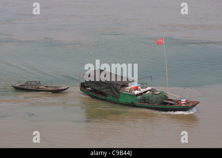 Sampan Fischerboot und Skiff am Jangtse-Fluss in Chizhou, China Stockfoto