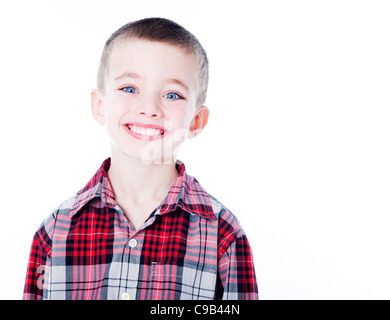 Kleiner Junge im karierten Hemd, isoliert auf weiss Stockfoto