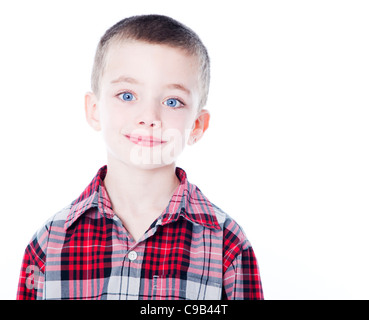 Kleiner Junge im karierten Hemd, isoliert auf weiss Stockfoto