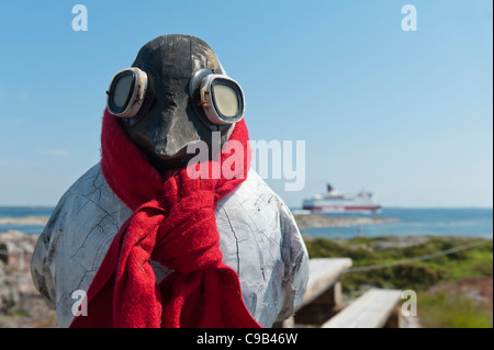 Surreale Seagull Skulptur Schwimmbrillen und einen Schal tragen. Kobba Klintar. Åland-Meer auf dem Fairway nach Mariehamn. Aland. Stockfoto