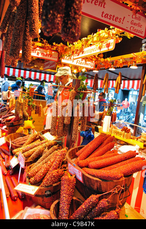Wurst Stand auf deutschen Weihnachtsmarkt, Marktplatz, Kingston upon Thames, Greater London, England, Vereinigtes Königreich Stockfoto