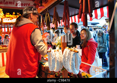 Wurst Stand auf deutschen Weihnachtsmarkt, Marktplatz, Kingston upon Thames, Greater London, England, Vereinigtes Königreich Stockfoto