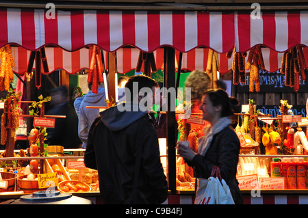 Junges Paar im deutschen Weihnachtsmarkt, Marktplatz, Kingston upon Thames, Greater London, England, Vereinigtes Königreich Stockfoto