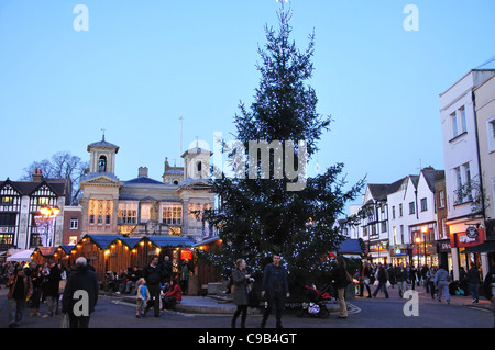 Deutscher Weihnachtsmarkt in der Abenddämmerung, Marktplatz, Kingston upon Thames, Royal Borough of Kingston upon Thames, Greater London, England, Vereinigtes Königreich Stockfoto