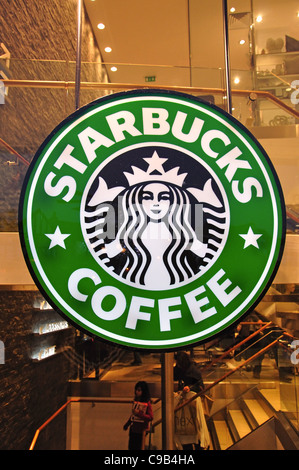 Starbucks Coffee-Shop im nächsten Fashion Store, Market Place, Kingston upon Thames, Greater London, England, Vereinigtes Königreich Stockfoto