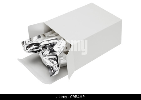 Vakuum verpackte Getreide Aluminium Folienbeutel in Pappschachtel auf weißem Hintergrund Stockfoto