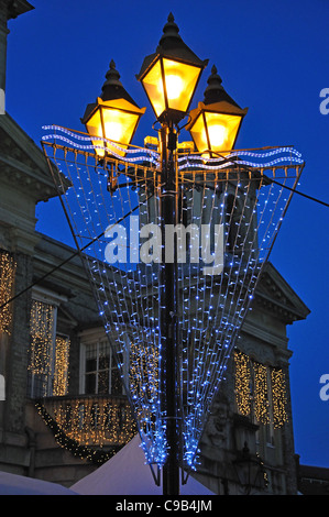 Straßenlaternen in der Abenddämmerung, deutschen Weihnachtsmarkt, Marktplatz, Kingston upon Thames, Greater London, England, Vereinigtes Königreich Stockfoto