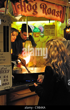 Schwein braten Stand auf deutschen Weihnachtsmarkt bei Dämmerung, Marktplatz, Kingston upon Thames, Greater London, England, Vereinigtes Königreich Stockfoto
